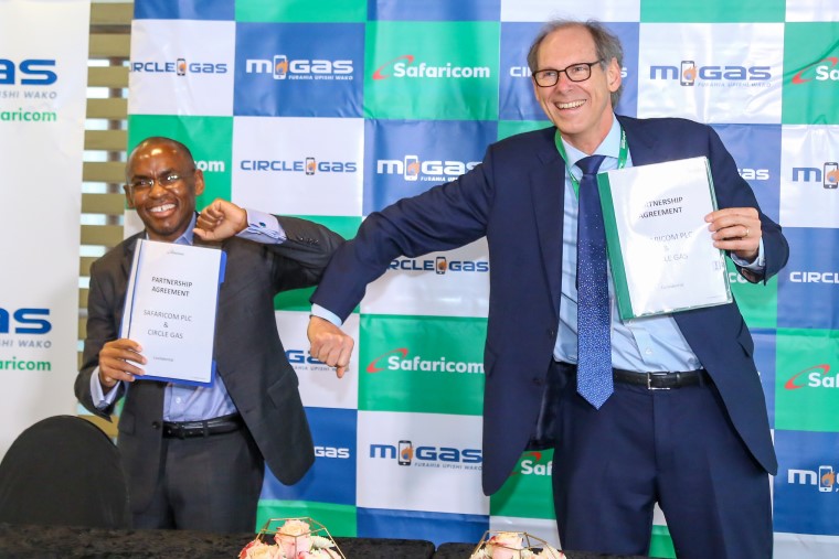 Volker Schultz and Peter Ndegwa sign collaboration agreement