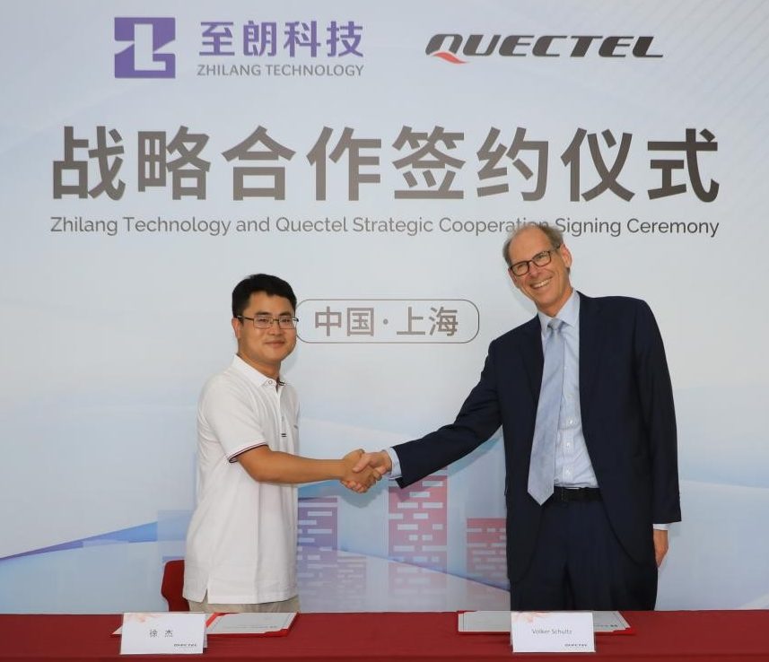 Handshake between leaders of Circle Gas Zhilang Technology and Quectel during Strategic Cooperation Signing Ceremony